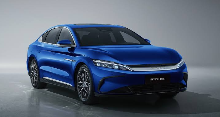 الفرق بين السيارات الكهربائية السيارات بالبنزين